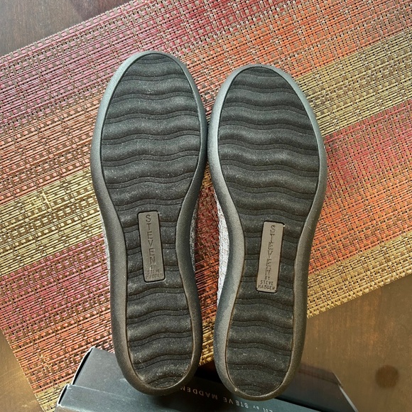 NIB Steve Madden Woven Metallic Silver Yoga Flats in Size 10 - Picture 11 of 12